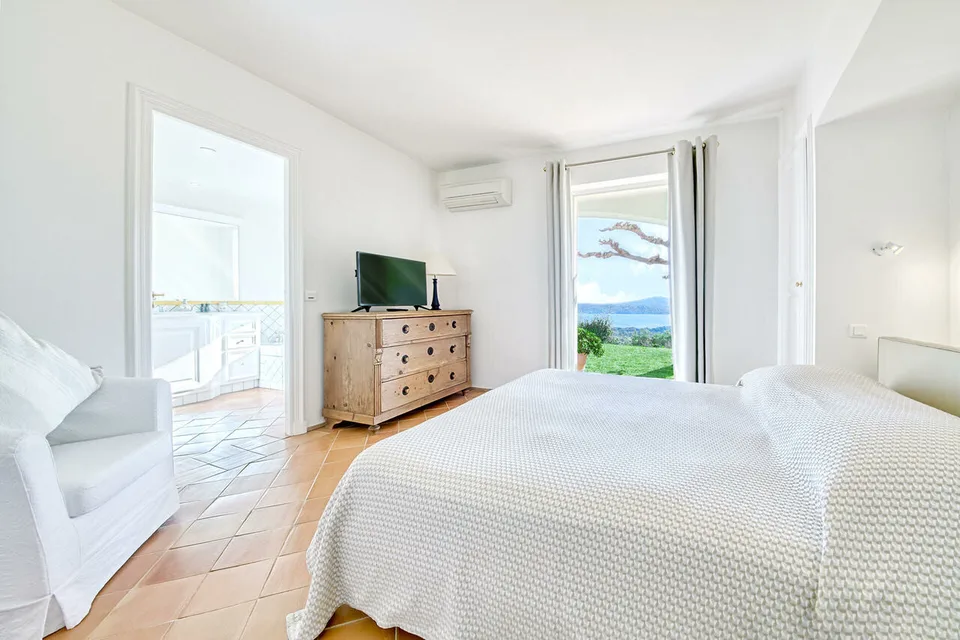 SOMMERORT - LUXUSVILLA MIT MEER- UND ST-TROPEZ-BLICK – Foto 11 von 13