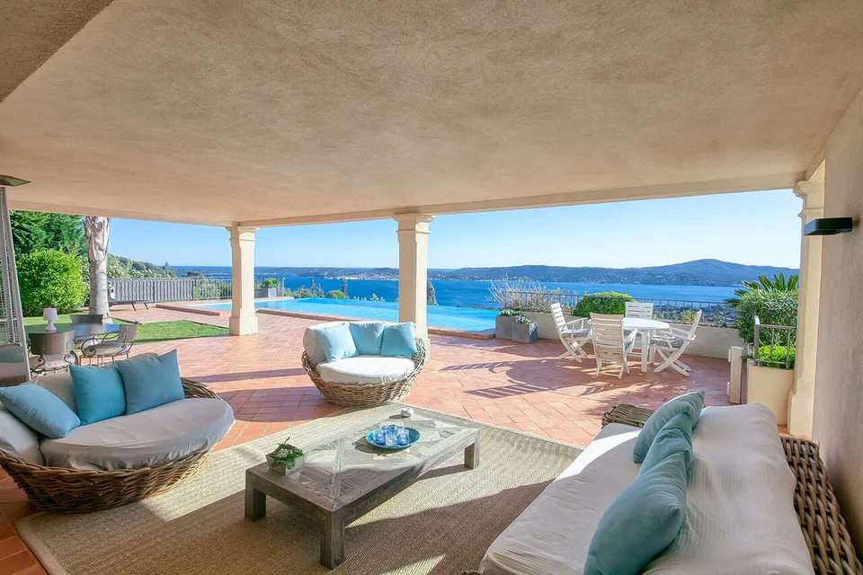 SOMMERORT - LUXUSVILLA MIT MEER- UND ST-TROPEZ-BLICK