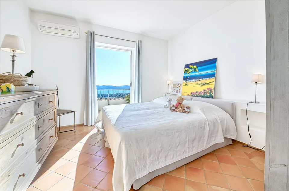 SOMMERORT - LUXUSVILLA MIT MEER- UND ST-TROPEZ-BLICK – Foto 13 von 13