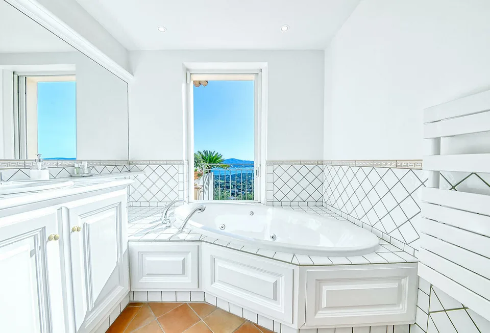 SOMMERORT - LUXUSVILLA MIT MEER- UND ST-TROPEZ-BLICK – Foto 12 von 13