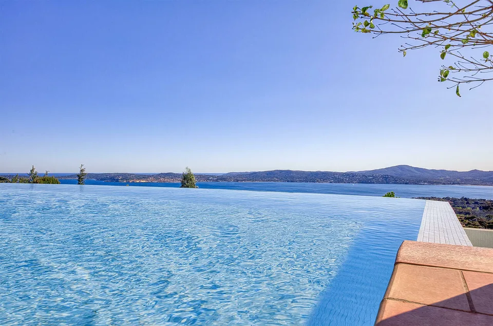 SOMMERORT - LUXUSVILLA MIT MEER- UND ST-TROPEZ-BLICK – Foto 8 von 13