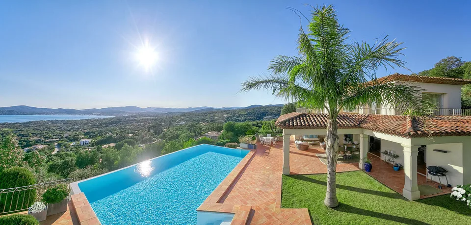 LOCATION ÉTÉ - VILLA LUXUEUSE AVEC VUE SUR LA MER ET ST TROPEZ