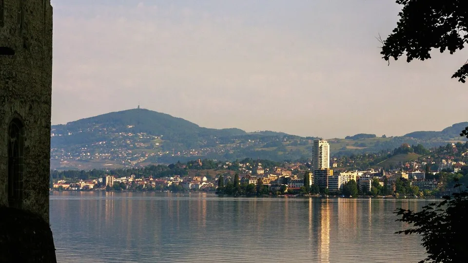 À PROXIMITÉ IMMÉDIATE DU LAC