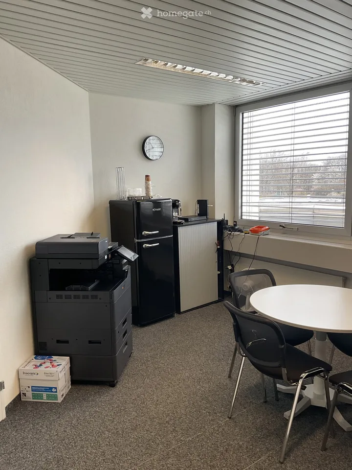 Bureau lumineux avec département de stockage à Chur West (Rossboden) à louer