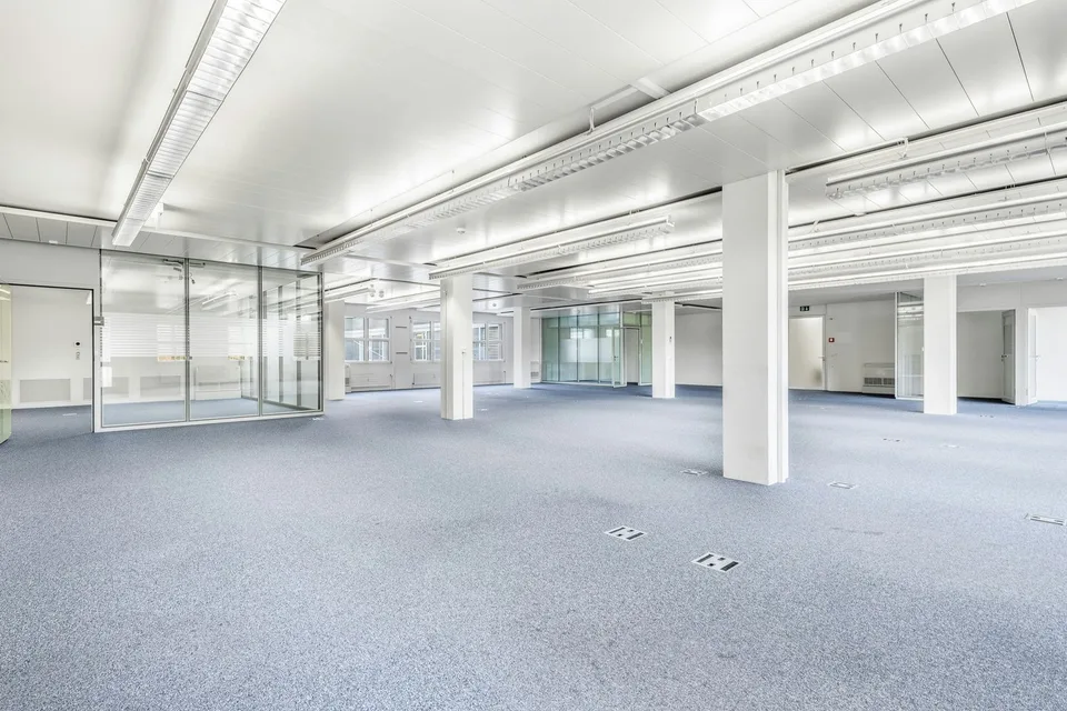 PLAZA | Espace de bureau aménagé avec salles de réunion
