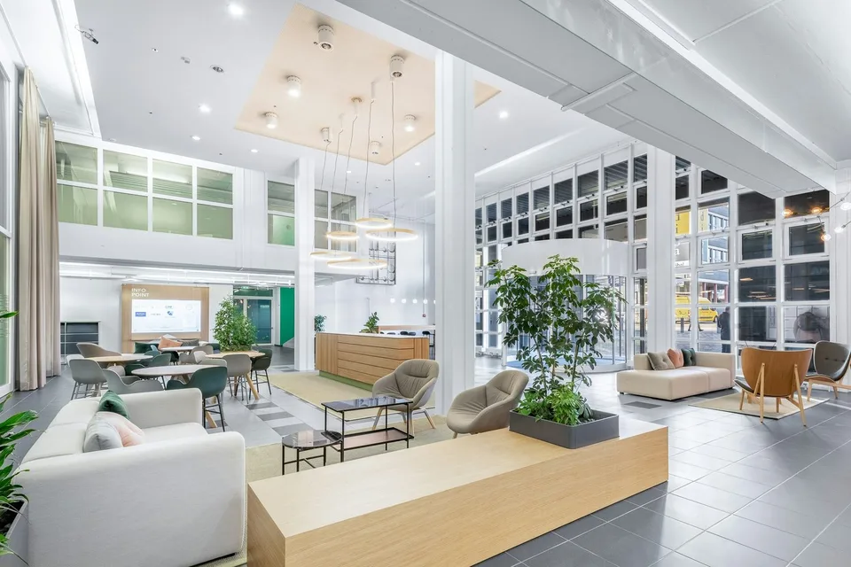 PLAZA | Espace de bureau aménagé avec salles de réunion