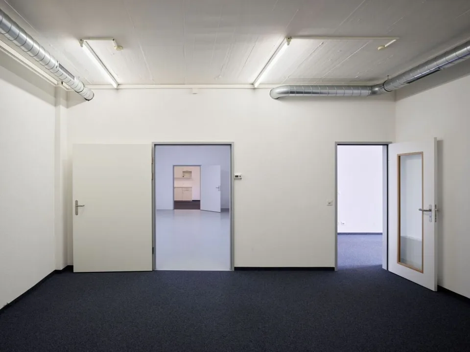 Votre nouvel emplacement d'entreprise ; 450 - 1'850 m2 de bureaux et d'espaces de services à louer (CHF 120.00 m2)