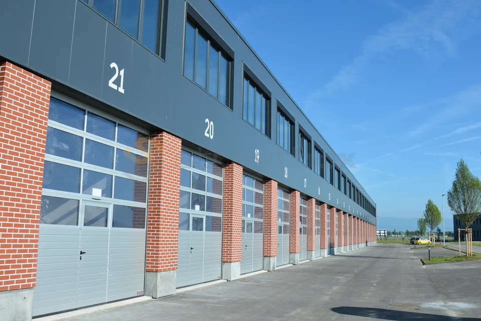 Streetbox de 230 m2 très bien situé !