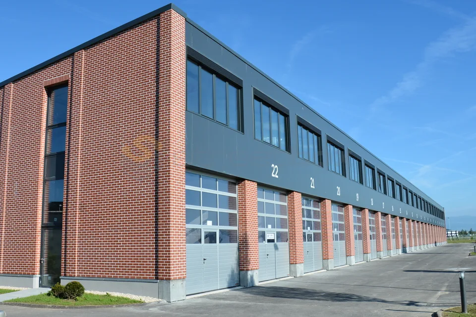 Streetbox de 230 m2 très bien situé !