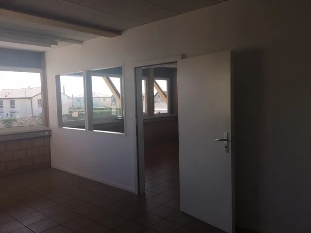Bureau lumineux et calme à Boudry