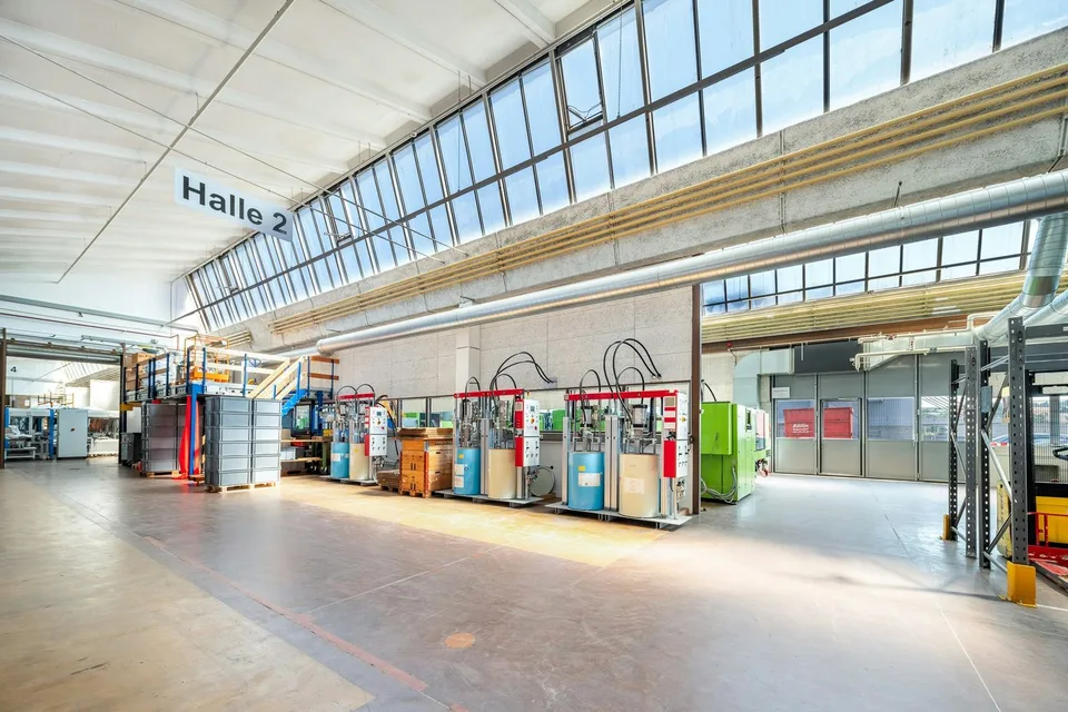 1'300 m2 5,5 m hohe Shedhalle mit grosszügiger Anlieferung, grossen Toren, hoher Bodenlast