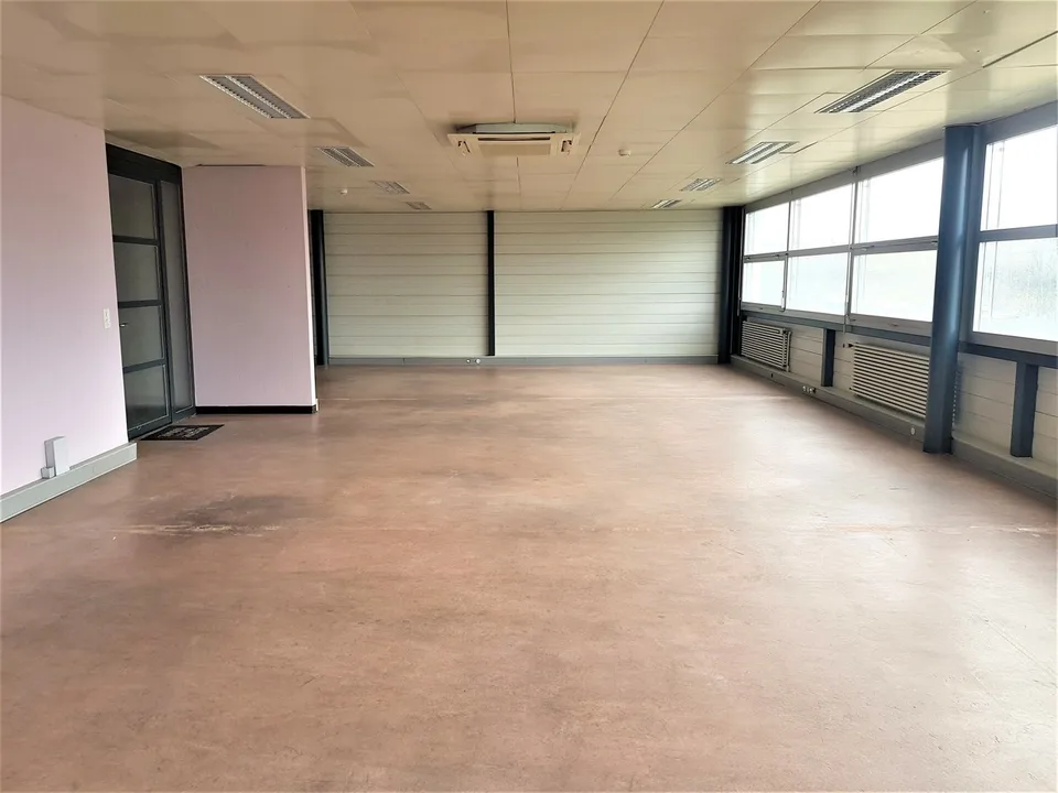 Büro/kommerzieller Raum/Werkstatt von 103 m2 - 2 Monate kostenlos angeboten