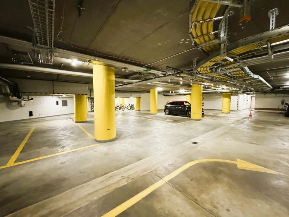 Friesenbergstr. 75: Parkplätze in der Tiefgarage, Höhe: 1.90m