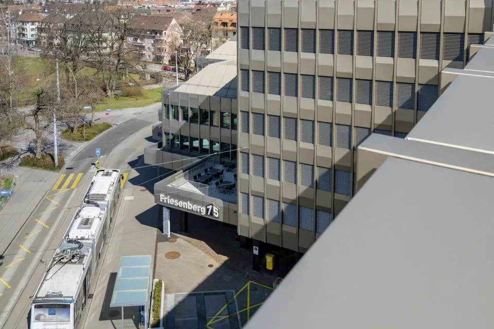 Friesenbergstr. 75: Parkplätze in der Tiefgarage, Höhe: 1.90m
