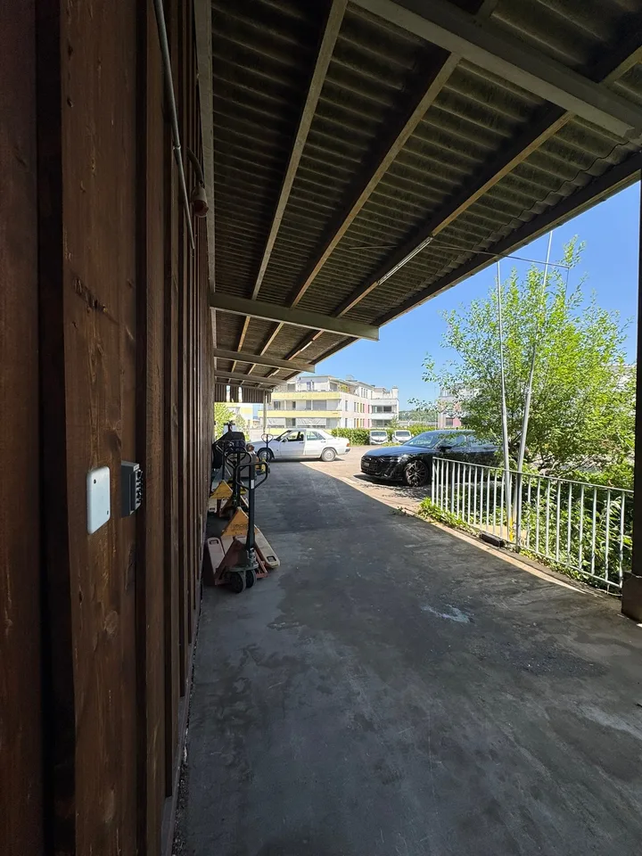 Magazzino commerciale praticabile (765 m2) con area esterna coperta e molti parcheggi