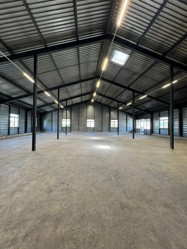 Magazzino commerciale praticabile (765 m2) con area esterna coperta e molti parcheggi