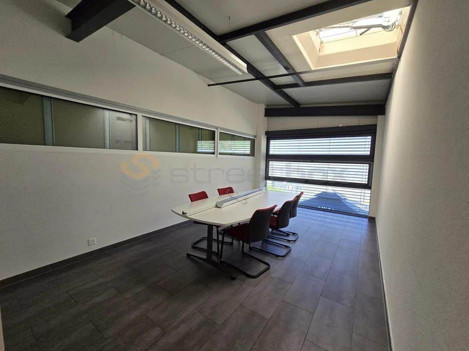 Straßenbox Triple von 180m2 sehr gut gelegen - 1. Miete angeboten – Foto 10 von 12