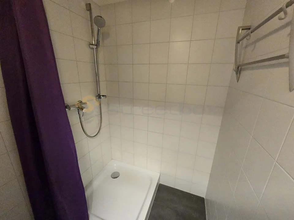 Straßenbox Triple von 180m2 sehr gut gelegen - 1. Miete angeboten – Foto 7 von 12