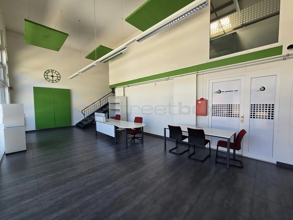Streetbox tripla di 180m2 molto ben situata - 1° affitto offerto