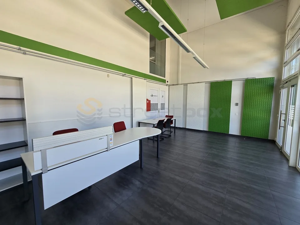 Streetbox tripla di 180m2 molto ben situata - 1° affitto offerto