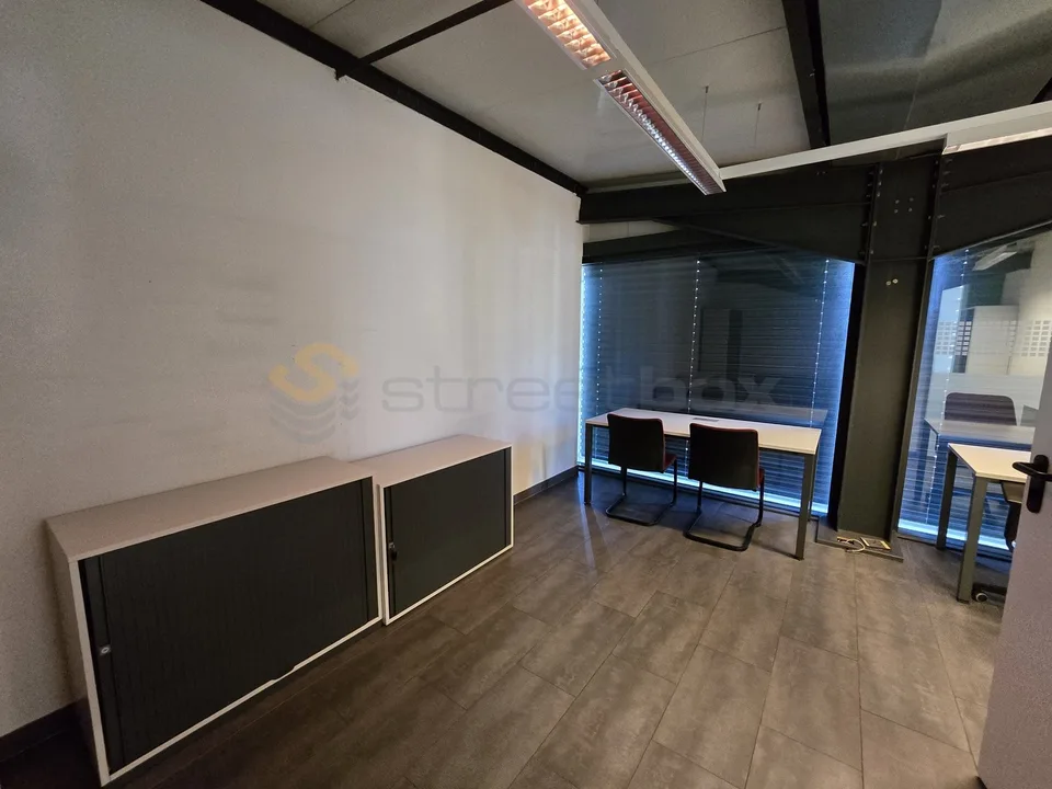 Straßenbox Triple von 180m2 sehr gut gelegen - 1. Miete angeboten – Foto 11 von 12