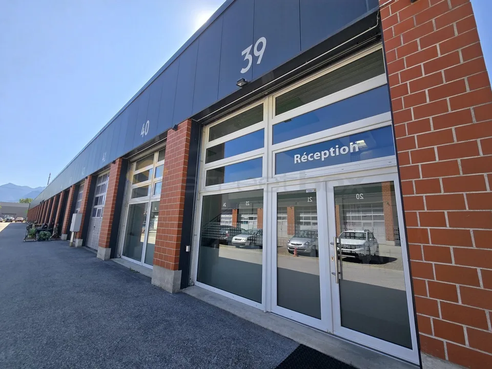 Streetbox triple de 180m2 très bien situé - 1er loyer offert