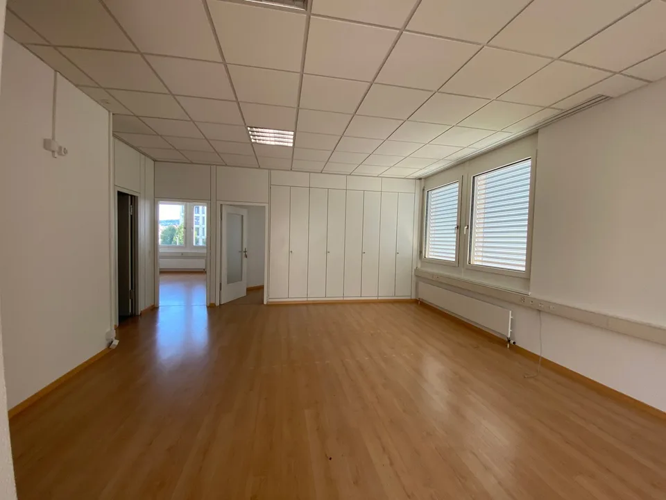 Zentrale Praxis- oder Bürofläche in Kloten (Stadthauspassage)