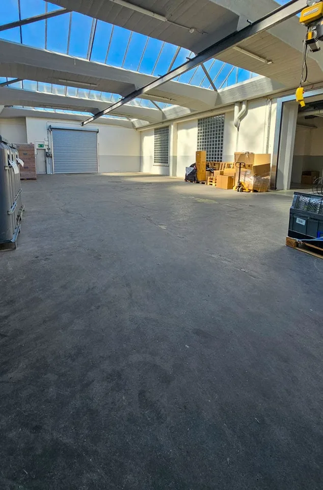 Espaces commerciaux ou de stockage inondés de lumière à partir de 290 m2