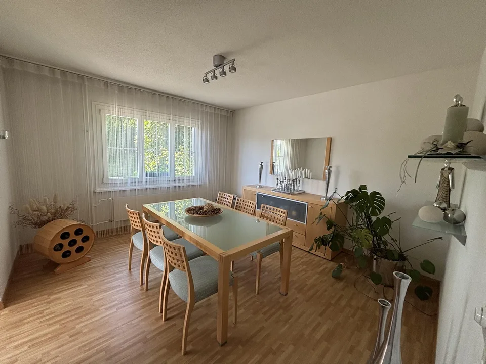 Maison unifamiliale meublée avec espace environnant