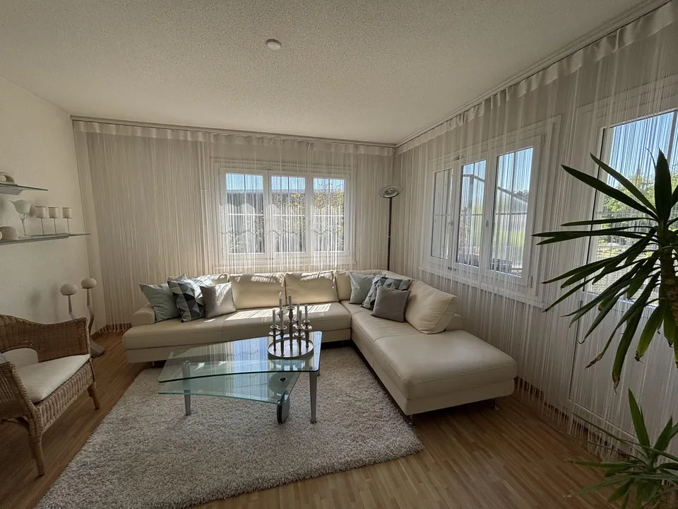 Maison unifamiliale meublée avec espace environnant