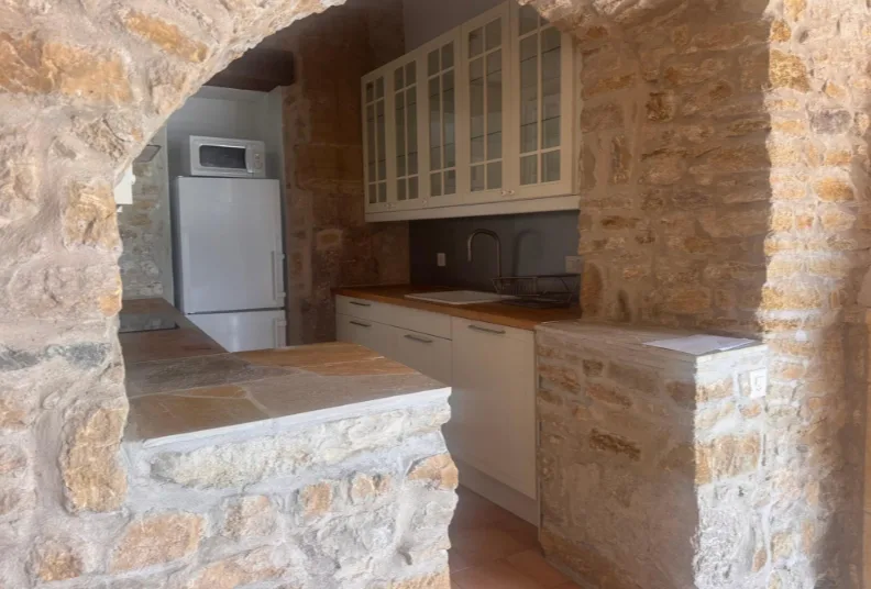 Charmant appartement de 3,5 pièces dans un bâtiment historique à Corcelles NE