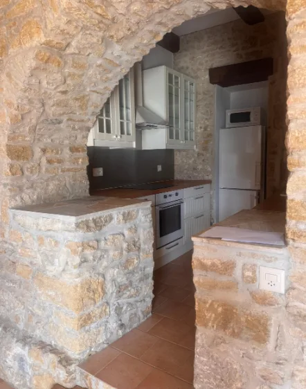 Charmant appartement de 3,5 pièces dans un bâtiment historique à Corcelles NE