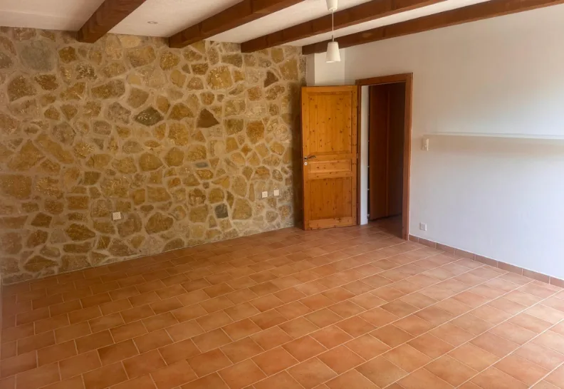 Charmant appartement de 3,5 pièces dans un bâtiment historique à Corcelles NE