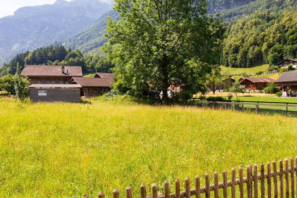 Ein Grundstück inmitten der Berge