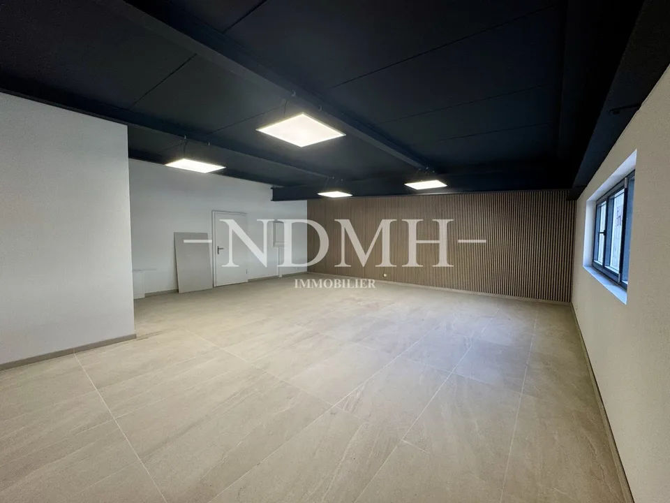 Helles und modulares Gewerbeobjekt in Gewerbezone