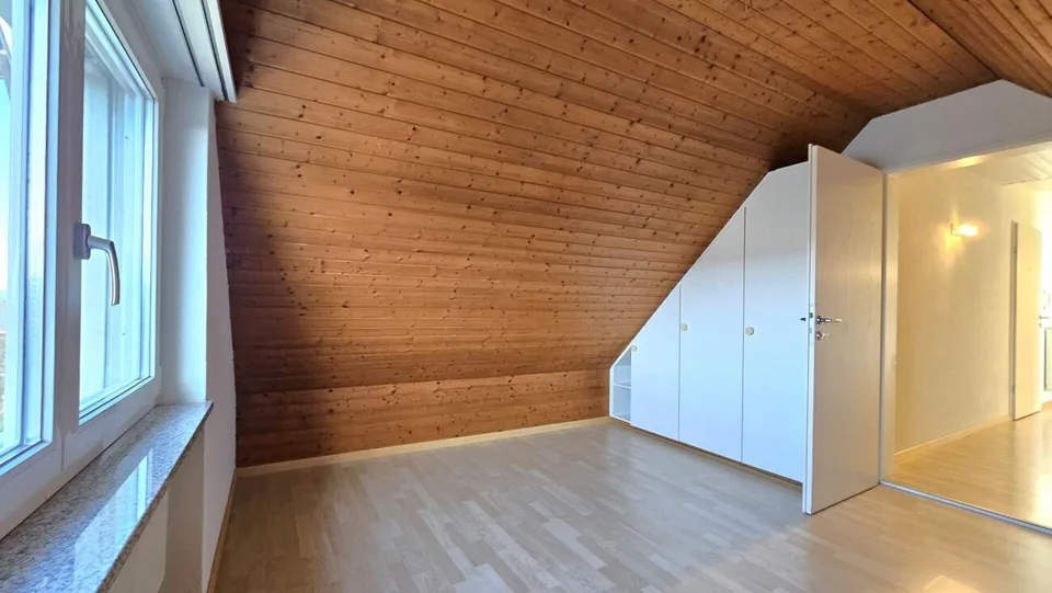 Appartement lumineux et confortable de 2,5 pièces avec pièce supplémentaire et grenier – photo 7 sur 10