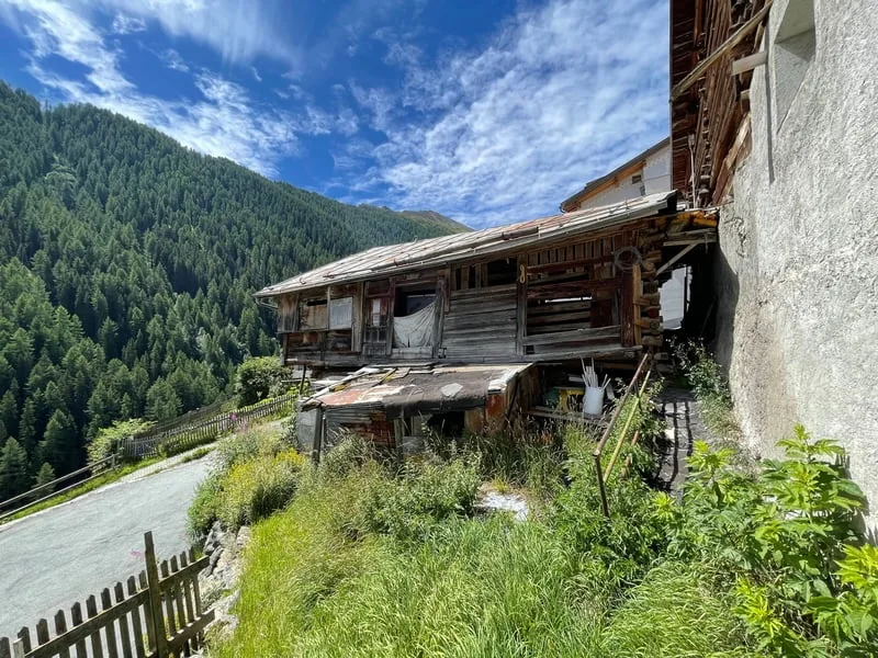 Due edifici di stalla con potenziale di sviluppo a Samnaun-Compatsch