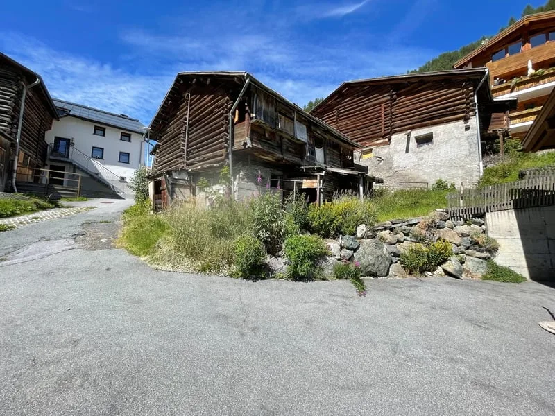 Due edifici di stalla con potenziale di sviluppo a Samnaun-Compatsch