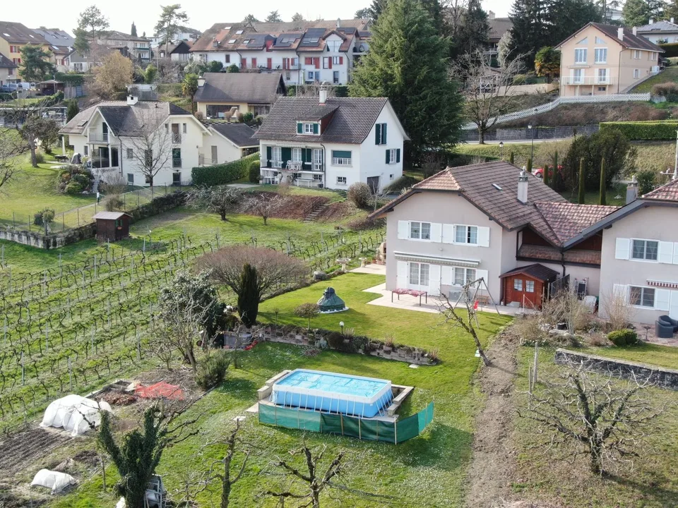 Semi-detached 6-room house with swimming pool in Echandens