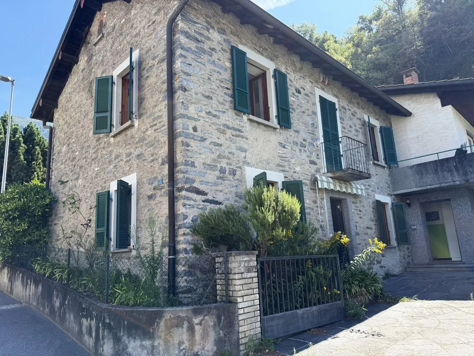 Casa bifamiliare 5.5 + 2.5 locali, zona pregiata, Giubiasco