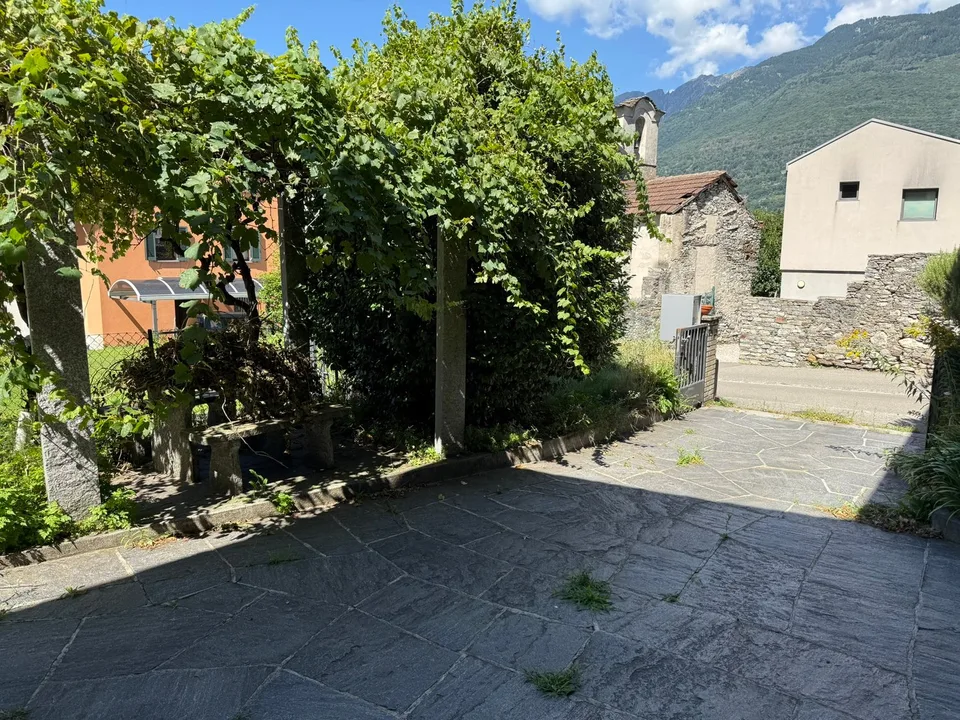 Zweifamilienhaus 5,5 + 2,5 Zimmer, noble Gegend, Giubiasco