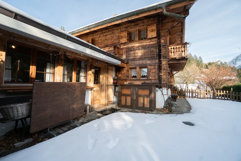 Typisches Familienchalet in Gryon mit Garten und Nebengebäuden