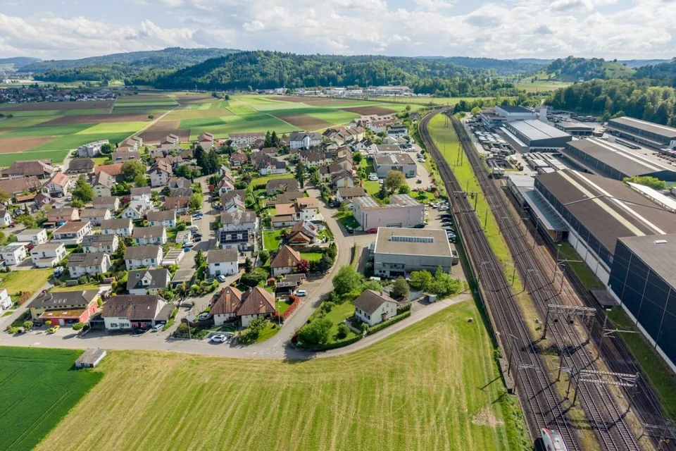 Posizione incantevole, 1'208 m2 di terreno edificabile completamente urbanizzato con proprietà esistente
