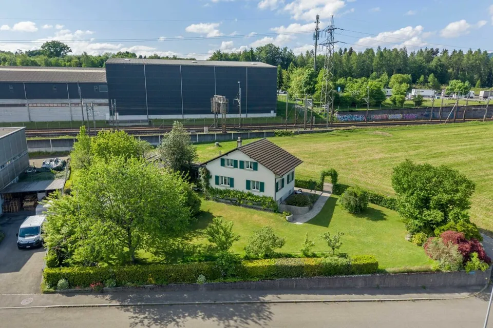 Posizione incantevole, 1'208 m2 di terreno edificabile completamente urbanizzato con proprietà esistente