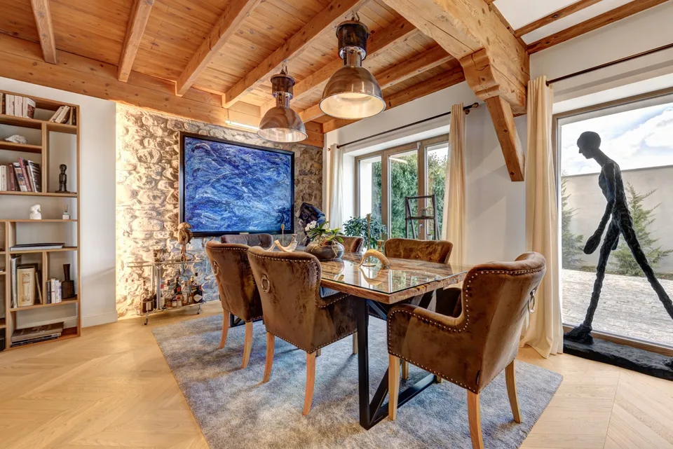 Villa di 320 m² mozzafiato, completamente rinnovata con caratteristiche di alta gamma, a pochi passi dal villaggio di Jussy.