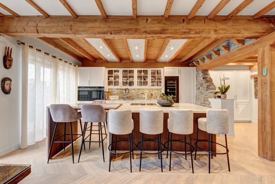 Villa di 320 m² mozzafiato, completamente rinnovata con caratteristiche di alta gamma, a pochi passi dal villaggio di Jussy.