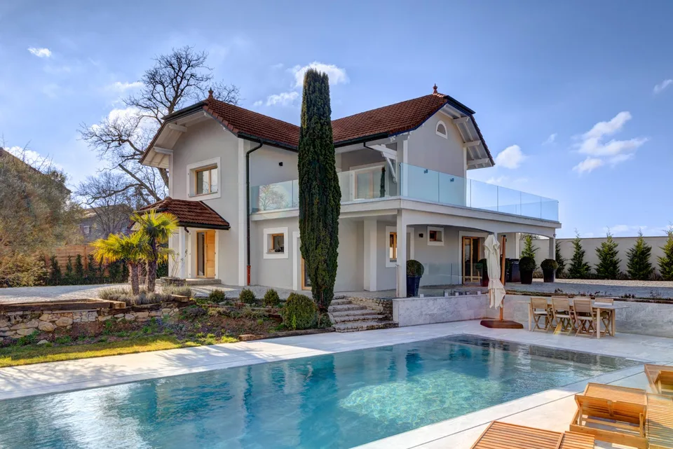 Stunning 320 m² villa fully renovated with high-End features, just steps from the Jussy village.