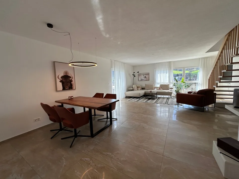 Maisonette spacieuse 4,5 pièces avec deux balcons et vue panoramique dans un quartier calme