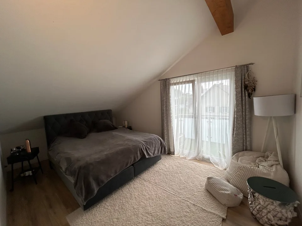 Grosszügige 4.5-Zimmer-Maisonette mit zwei Balkonen und Weitsicht an ruhiger Lage – Foto 8 von 12