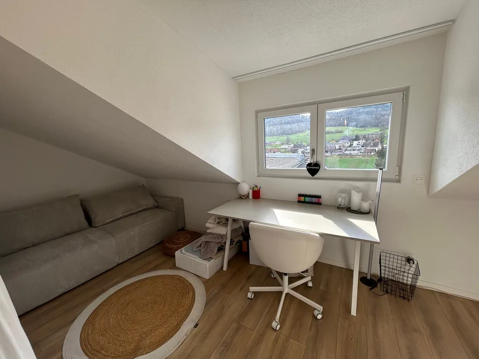 Grosszügige 4.5-Zimmer-Maisonette mit zwei Balkonen und Weitsicht an ruhiger Lage – Foto 9 von 12